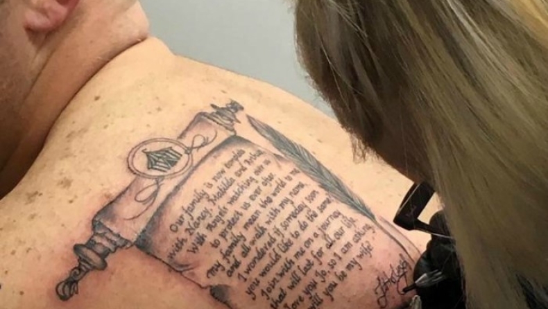 Tης έκανε πρόταση γάμου με τατουάζ στην πλάτη (pics)