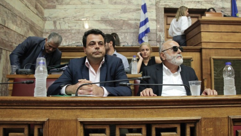 Βγήκαν τα... μαχαίρια στη Βουλή για τον Σαρωνικό