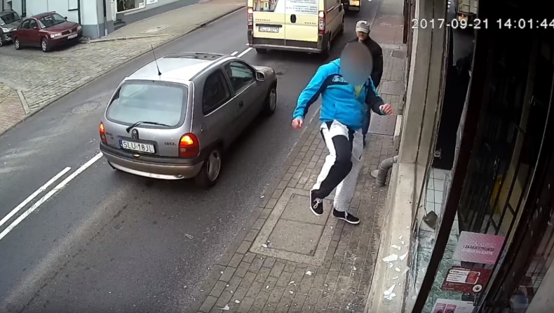 Το κάρμα τιμωρεί έναν τραμπούκο βάνδαλο! (vid)