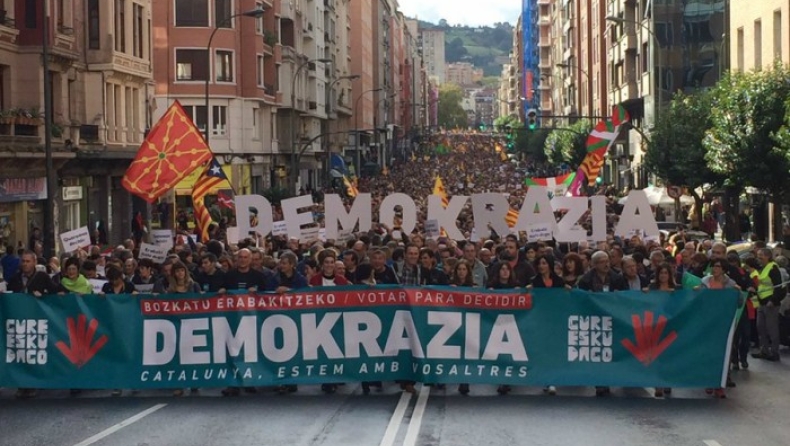 Xιλιάδες Βάσκοι διαδήλωσαν υπέρ του δημοψήφισματος για την ανεξαρτησία της Καταλονίας (pics)