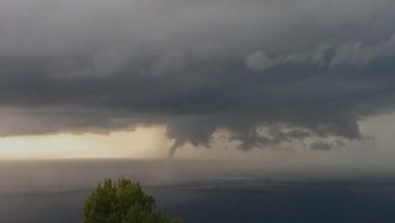 Ο υδροστρόβιλος που εμφανίστηκε στη Ζάκυνθο (vid)