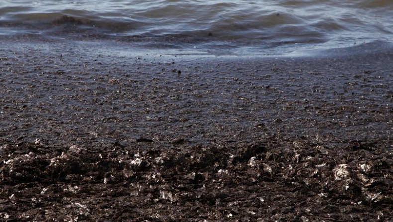Σαρωνικός: Καθαρίζουν την επιφάνεια της θάλασσας και το πετρέλαιο «κολλάει» στο βυθό! (vid)