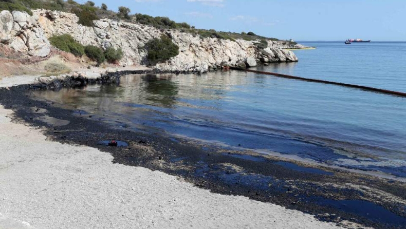 Συνεχίζονται οι εργασίες απορρύπανσης από τη Σαλαμίνα έως τη Γλυφάδα