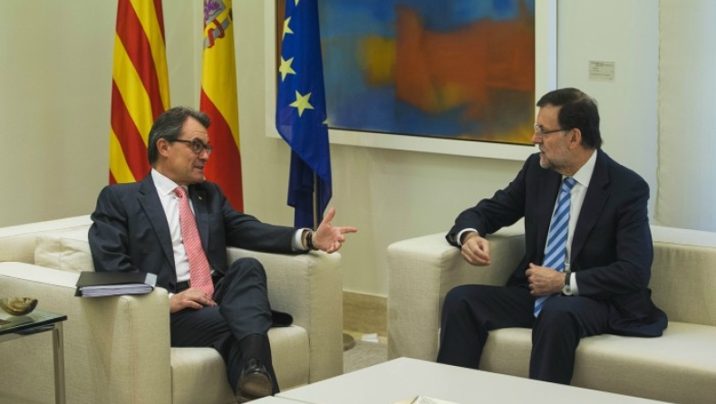 Καταλονία: «Απασφάλισε» ο Ραχόι και διαλύει την καταλανική Βουλή
