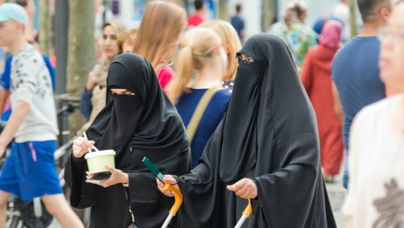 Δανία: Στον περιορισμό της χρήσης μπούρκας προσανατολίζονται κυβέρνηση κι αντιπολίτευση