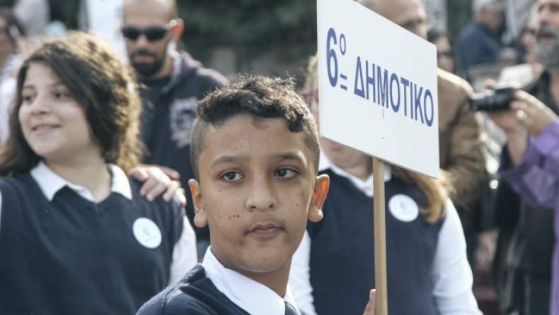 Ο μικρός Αμίρ μουτρωμένος κρατάει πινακίδα αντί για την ελληνική σημαία (pics)