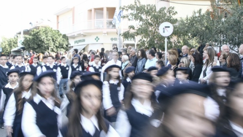 Μέλη της Χρυσής Αυγής εμπόδισαν την παρέλαση επειδή η σημαιοφόρος δεν ήταν Ελληνίδα (vid)