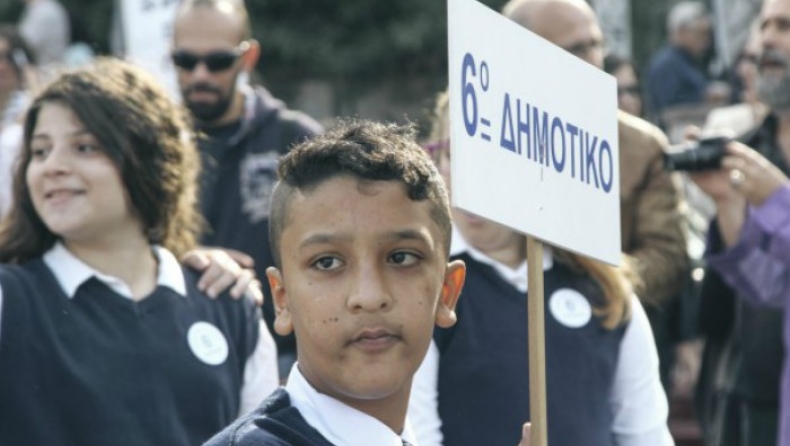 Το Yπ. Παιδείας εξετάζει τις συνθήκες υπό τις οποίες ο 11χρονος Αμίρ δεν σήκωσε την ελληνική σημαία