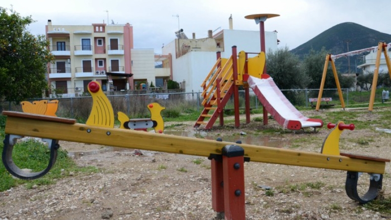 H Περιφέρεια Αττικής βάζει λουκέτο στις επικίνδυνες παιδικές χαρές