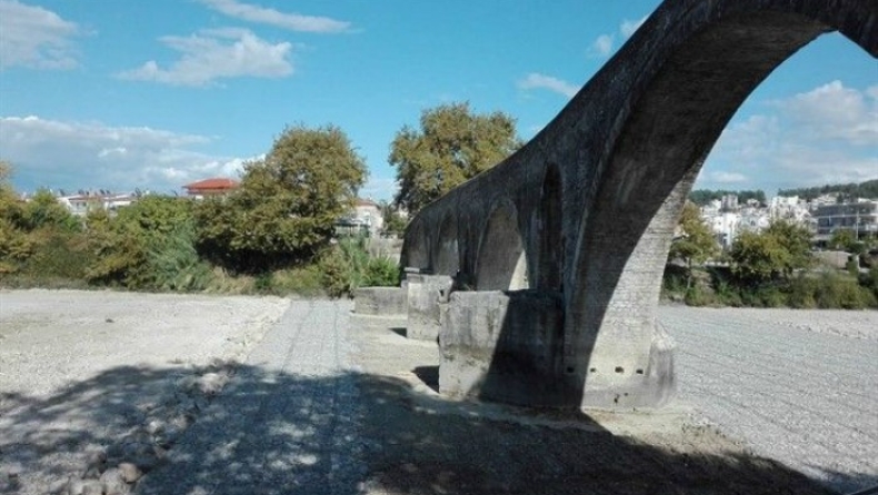 «Θωρακίστηκε» το ιστορικό γεφύρι της Άρτας (pics)