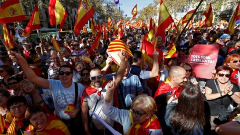 Βαρκελώνη: Πολυπληθείς συγκεντρώσεις Καταλανών εναντίον της απόσχισης (pics & vid)