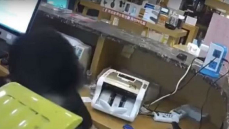 iPhone εξερράγη την ώρα που τεχνικός προσπαθούσε να το ανοίξει! (vid)