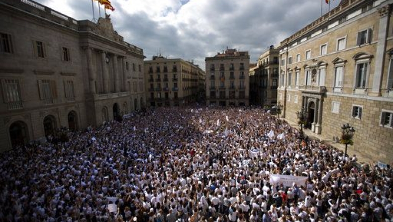 Ισπανία: Χιλάδες άνθρωποι διαδήλωσαν για την έναρξη διαλόγου μεταξύ κυβέρνησης κι αυτονομιστών