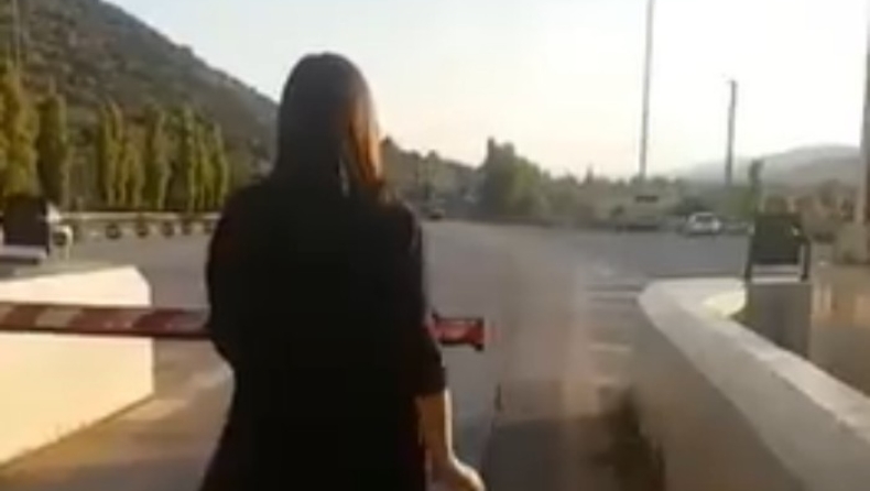 Δεν πληρώνει η Ζωή Κωνσταντοπούλου: Σήκωσε τη μπάρα των διοδίων και πέρασε! (vid)