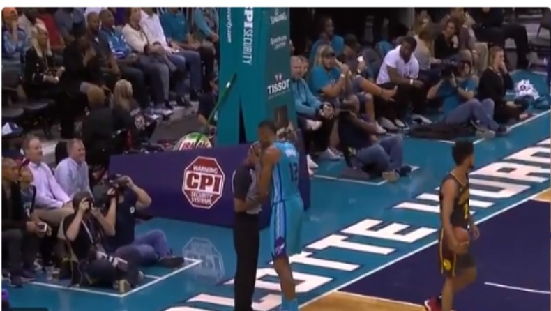 Απίστευτος Χάουαρντ: Φίλησε διαιτητή! (vid)