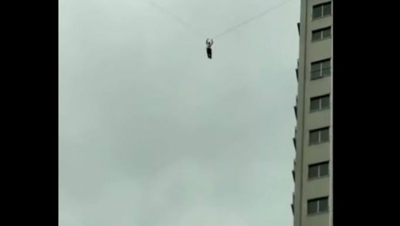 Τζαμπατζής «περπάτησε» σε καλώδια για να μην πληρώσει (vid)