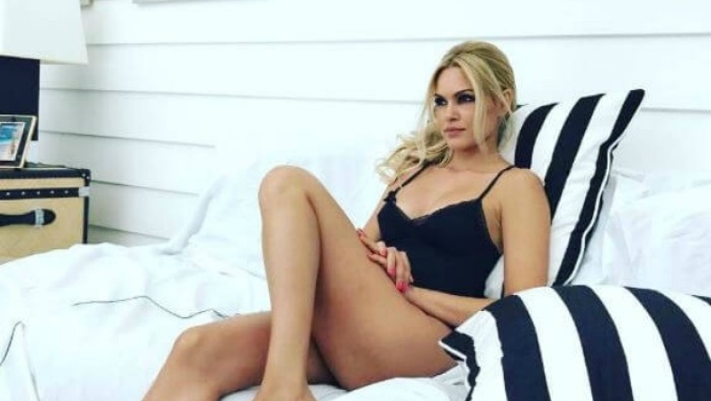 Η Βίκυ Κάβουρα με τα εσώρουχα στο κρεβάτι της (pics)