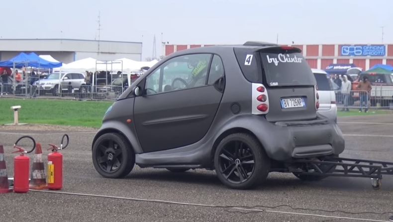 Το «δαιμονισμένο» Smart που διαλύει τα χρονόμετρα! (vid)