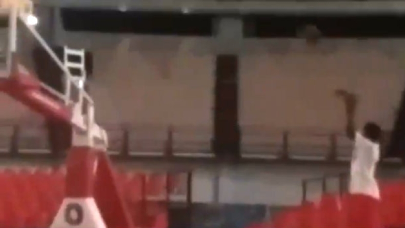 Τα βάζει και στο... σκοτάδι ο Τόμπσον! (vid)