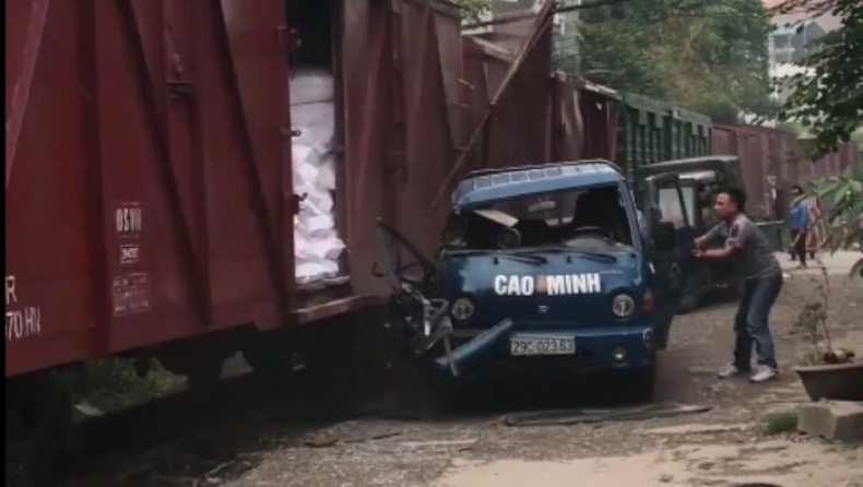 «Μαέστρος» του παρκαρίσματος βλέπει το φορτηγό του να γίνεται σμπαράλια από διερχόμενο τρένο (pic & vid)