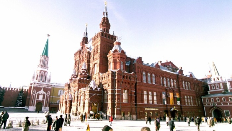 Συναγερμός στη «Κόκκινη πλατεία» με εκκενώσεις θεάτρων και ξενοδοχείων