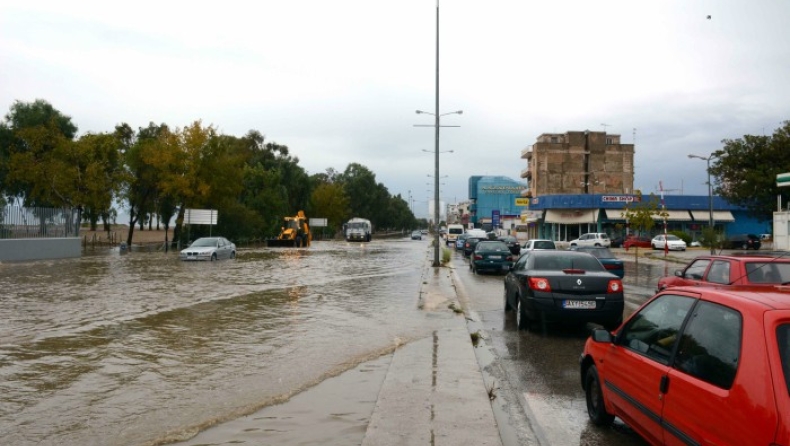 Στην Πάτρα η θάλασσα βγήκε στην στεριά (pics & vids)