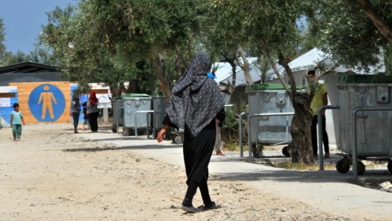 Η Λέσβος... κατεβάζει ρολά αντιδρώντας στο προσφυγικό