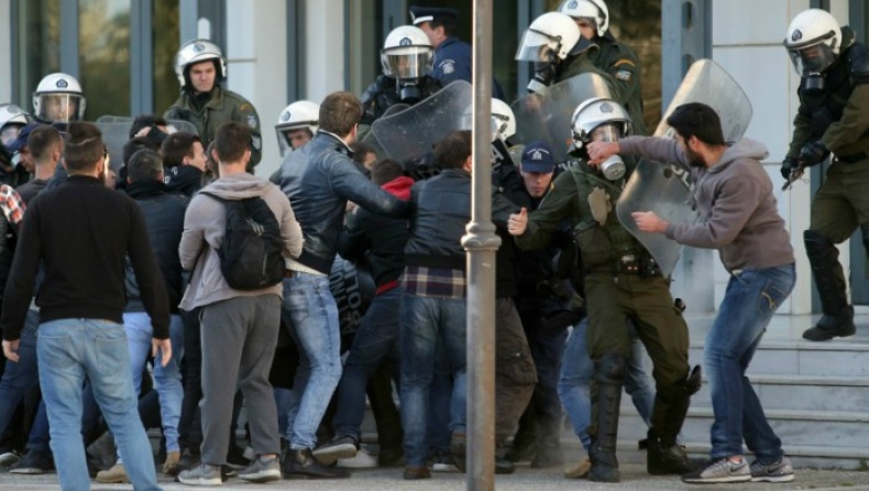 Συμπλοκές φοιτητών – ΜΑΤ στο Υπουργείο Παιδείας (pics)