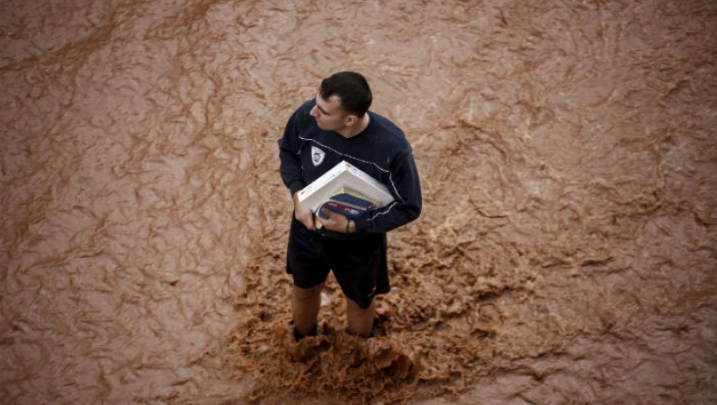 Δύο ποτάμια «έπνιξαν» τη Μάνδρα και τη Νέα Πέραμο (pics)