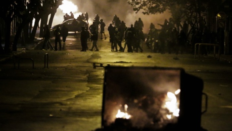 «Χαμός» από μολότοφ στα Εξάρχεια, μία τραυματίας (pics & vids)