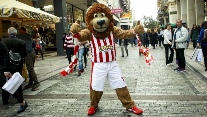 O Θρυλέων έκλεψε την παράσταση στη νέα μπουτίκ του Ολυμπιακού! (vid)