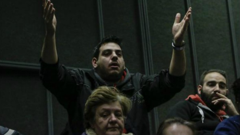 «Τα έψαλαν» στην Ρένα Δούρου οι κάτοικοι της Μάνδρας (pics & vid)