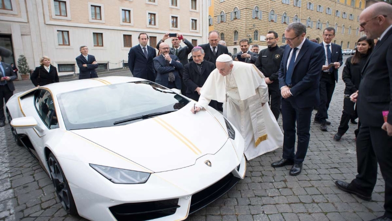 «Ευλογημένη» Lamborghini με την υπογραφή του Πάπα