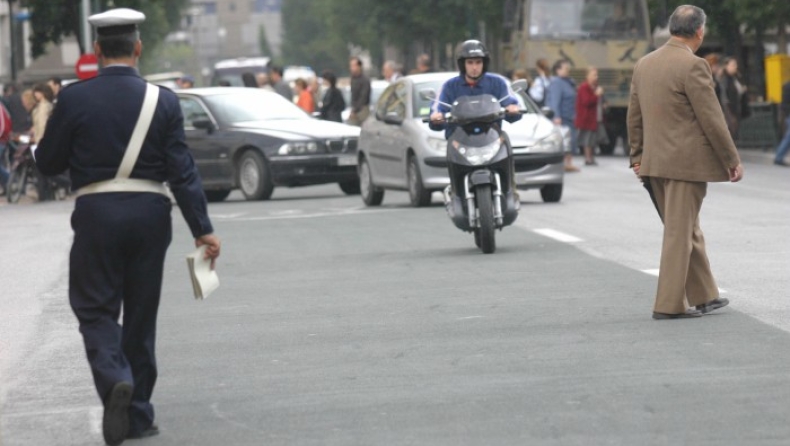 «Έφαγε» κλήση και... μαχαίρωσε αστυνομικό
