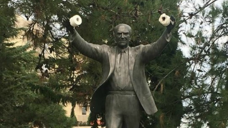 Κάποιοι κρέμασαν χαρτιά υγείας στο άγαλμα του Ανδρέα Παπανδρέου στην Καλαμαριά (pic)