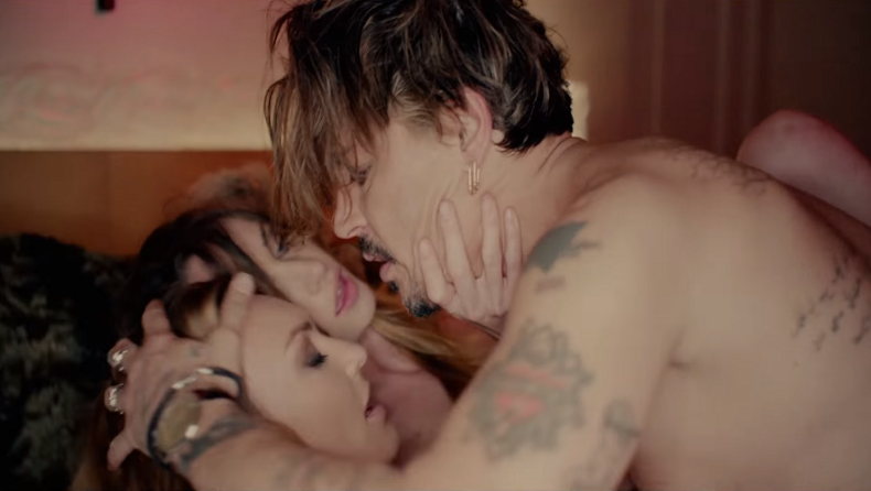 «Όργια» του Τζόνι Ντεπ με δύο μοντέλα στο νέο βίντεο κλιπ του Marilyn Manson (vids)