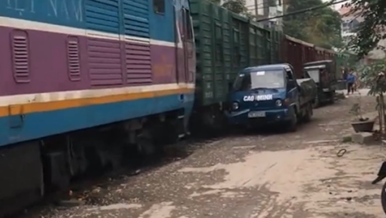 Άνδρας θεώρησε πως δεν πειράζει να παρκάρει μία ανάσα από τις γραμμές του τρένου! (vid)