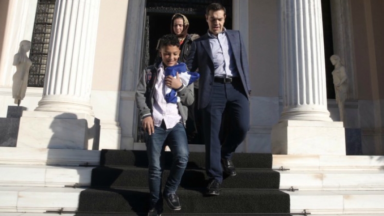 O Tσίπρας υποδέχτηκε τον 11χρονο Αμίρ και του δώρισε μία ελληνική σημαία (pics)