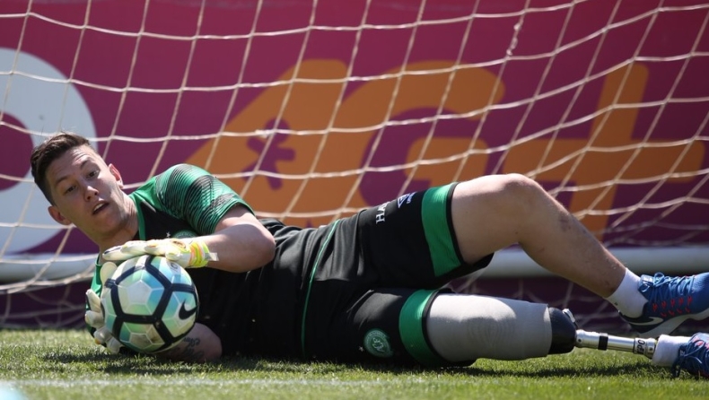 O ακρωτηριασμένος τερματοφύλακας της Σαπεκοένσε έβαλε γάντια ξανά! (pics & vid)