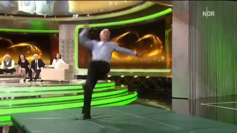 Παλαίμαχος Γερμανός 66 ετών έκανε... τέλειο «ψαλίδι» σε τηλεοπτική εκπομπή! (vid)