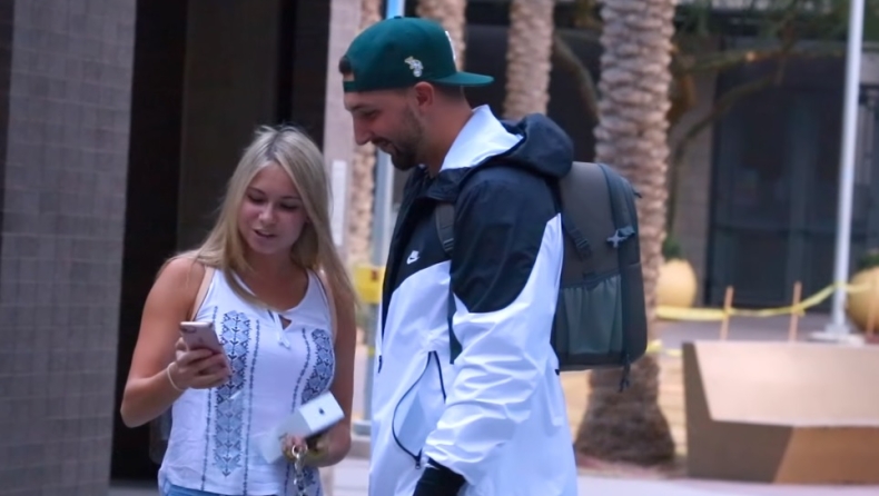 Ένας τύπος βγήκε και μοίρασε τυχαία iPhone X σε περαστικούς (vid)