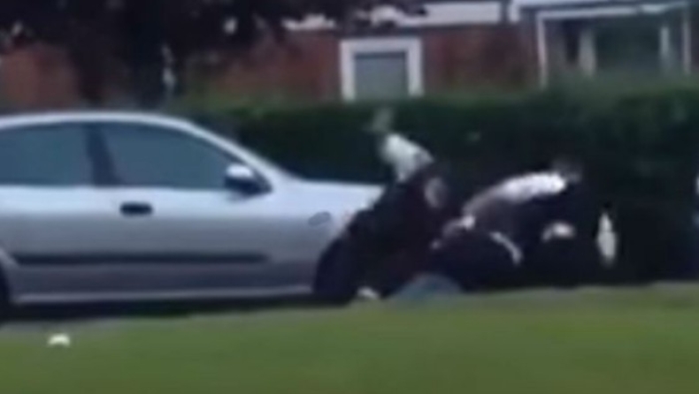 Αστυνομικός χτυπάει με μανία πεσμένο μποξέρ για να τον συλλάβει (pics & vid)