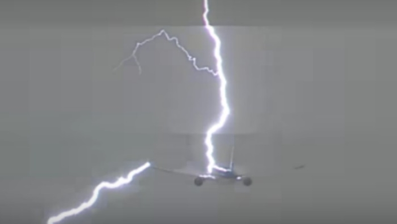 Η στιγμή που κεραυνός χτυπάει αεροσκάφος πάνω από την Ολλανδία (vid)