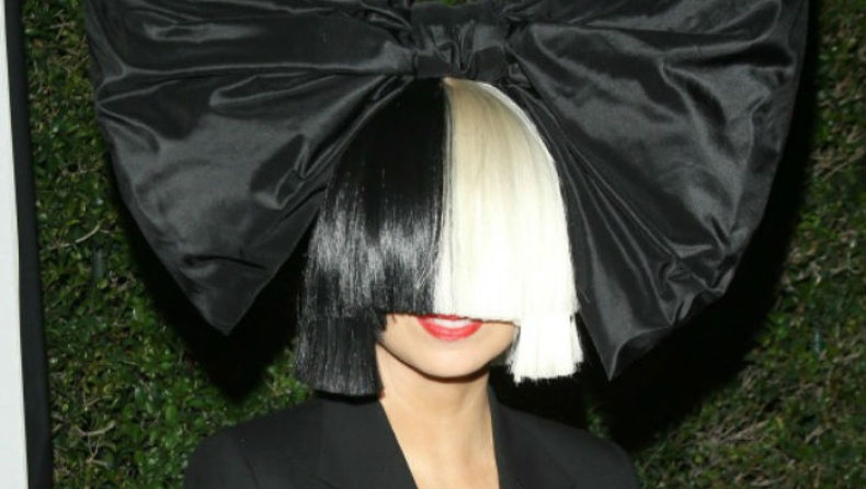 Η Sia έμαθε οτι κάποιος πουλάει γυμνή φωτογραφία της και την δημοσιοποίησε η ίδια (pic)