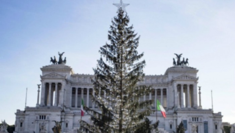To Χριστουγεννιάτικο δέντρο ήταν τόσο χάλια που ο δήμος ζήτησε αποζημίωση (pics)