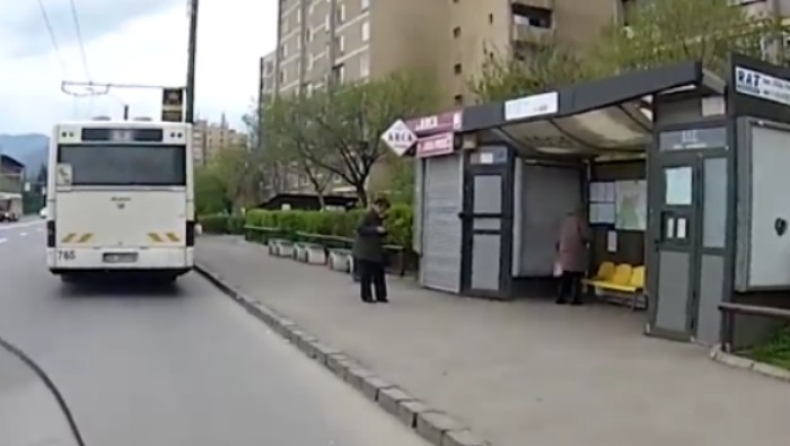 Έχασε το λεωφορείο για τη δουλειά αλλά δεν υπολόγισε στην βοήθεια ενός μηχανόβιου (pics &vid)