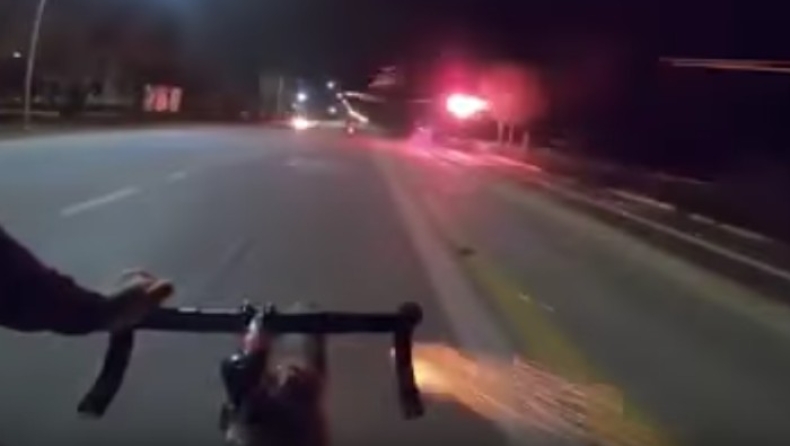 Ποδηλάτης επιτίθεται με μανία και... πυροτεχνήματα σε τύπους που τον ενοχλούν (pics & vid)