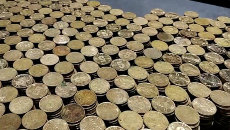 Ένας Κινέζος πλήρωσε την πρώτη δόση του αυτοκινήτου του με κέρματα! (pics & vid)