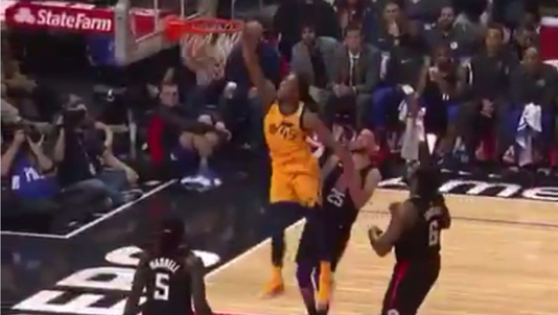 Aπίστευτο κάρφωμα του Μίτσελ με το ένα χέρι! (vid)