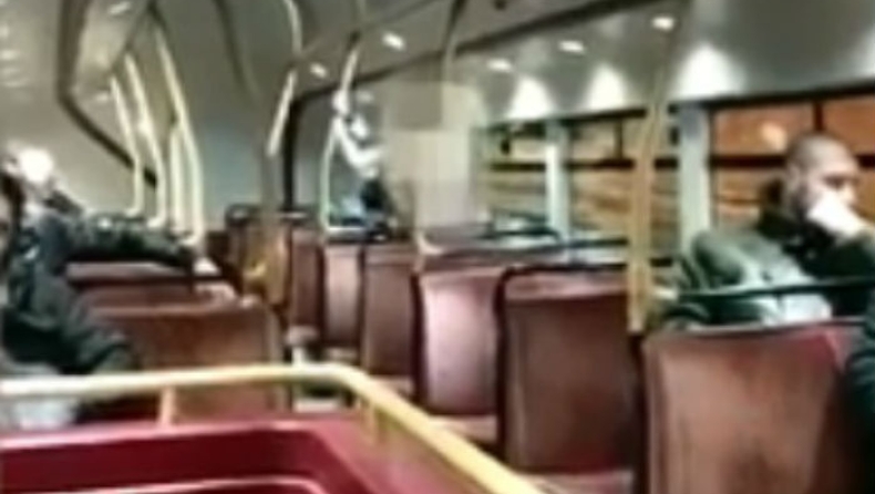 Ασυγκράτητο ζευγάρι έκανε σεξ μέσα σε λεωφορείο (vid)